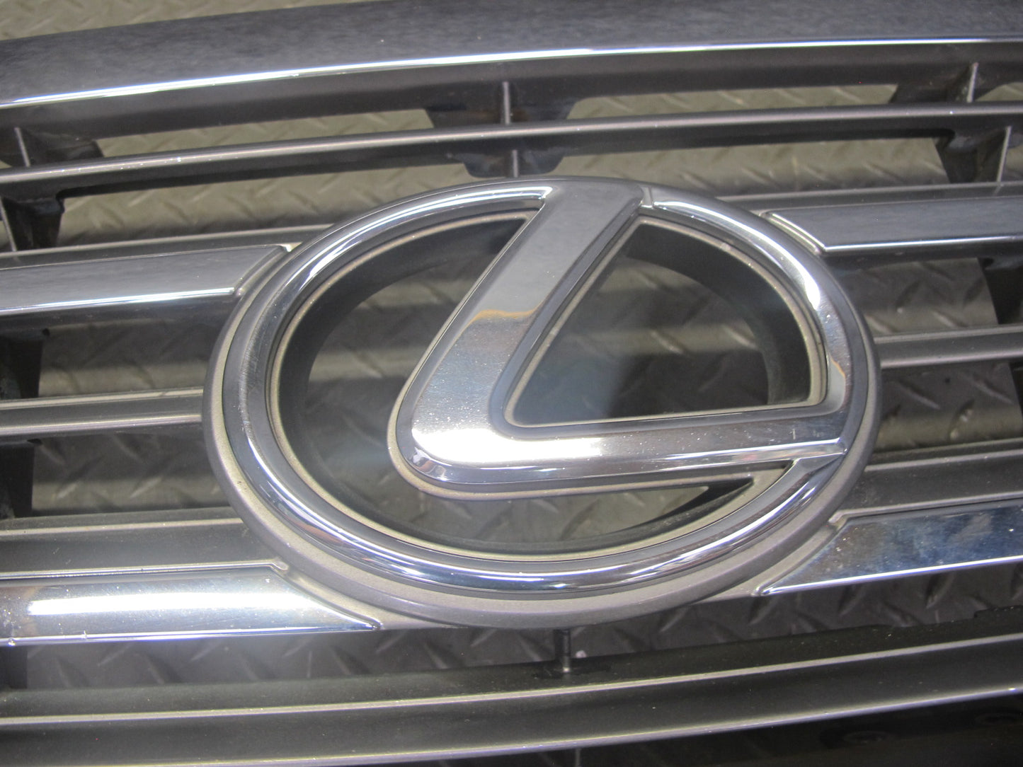 2003-2005 Lexus UZJ100L LX470 Front Hood Chrome Grille w Emblem