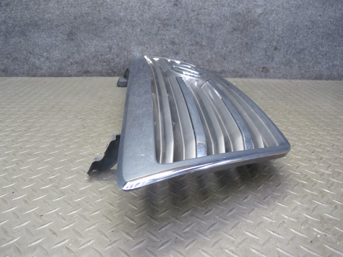 2003-2005 Lexus UZJ100L LX470 Front Hood Chrome Grille w Emblem