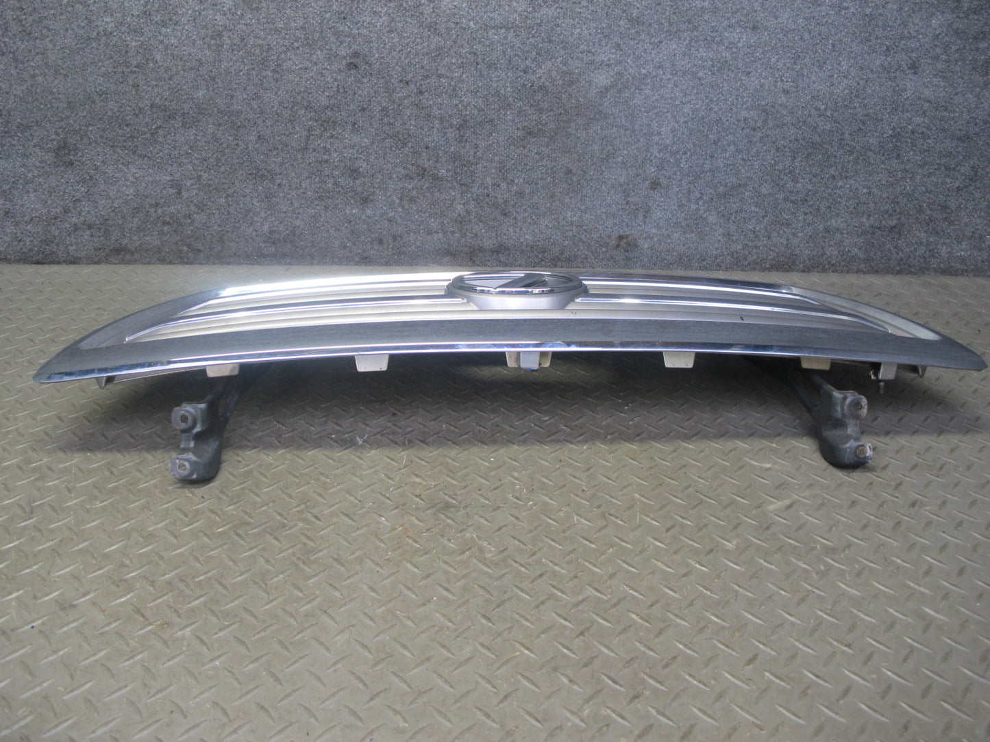 2003-2005 Lexus UZJ100L LX470 Front Hood Chrome Grille w Emblem