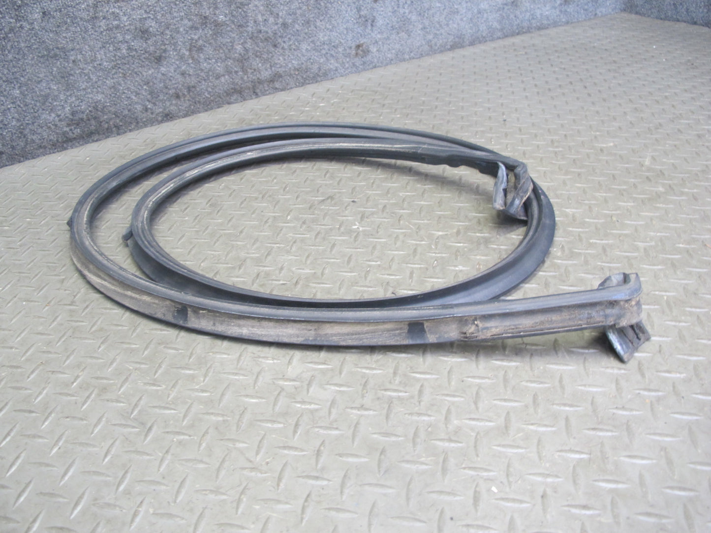 01-06 BMW E46 Convertible Folding TOP Roof Flap Weatherstrip Rubber Seal OEM