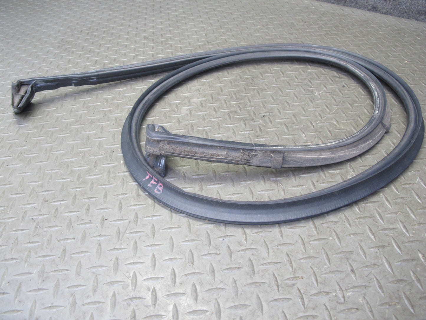 01-06 BMW E46 Convertible Folding TOP Roof Flap Weatherstrip Rubber Seal OEM