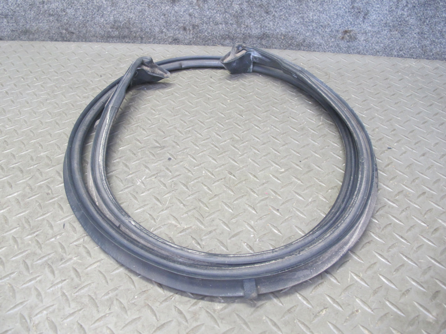 01-06 BMW E46 Convertible Folding TOP Roof Flap Weatherstrip Rubber Seal OEM
