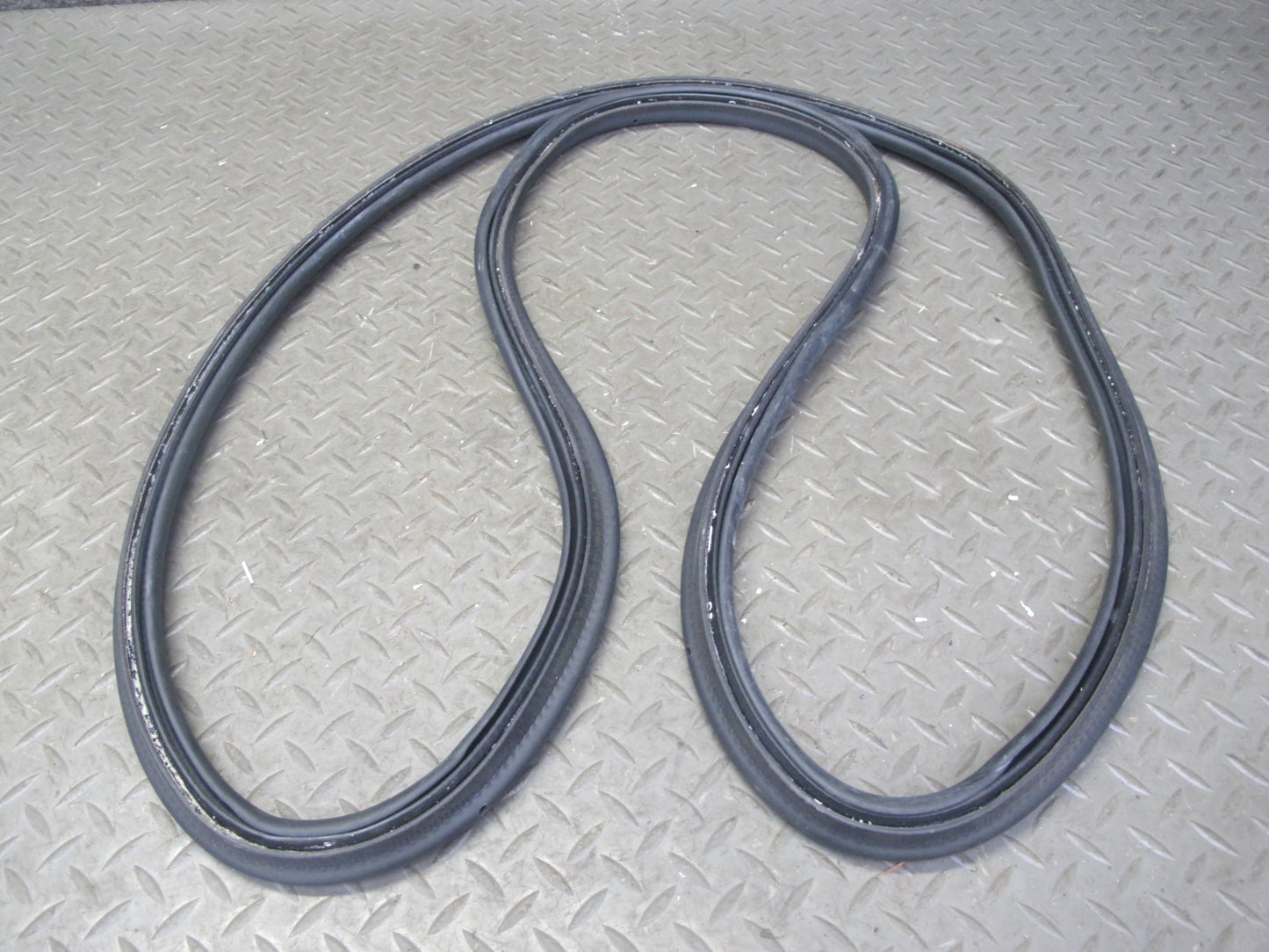 01-06 BMW E46 Convertible Rear Trunk Lid Weatherstrip Rubber Seal Gasket OEM