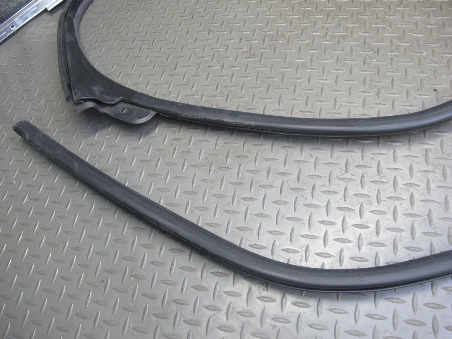 01-06 BMW E46 Convertible Left & Right Door Weatherstrip Rubber Seal Set OEM