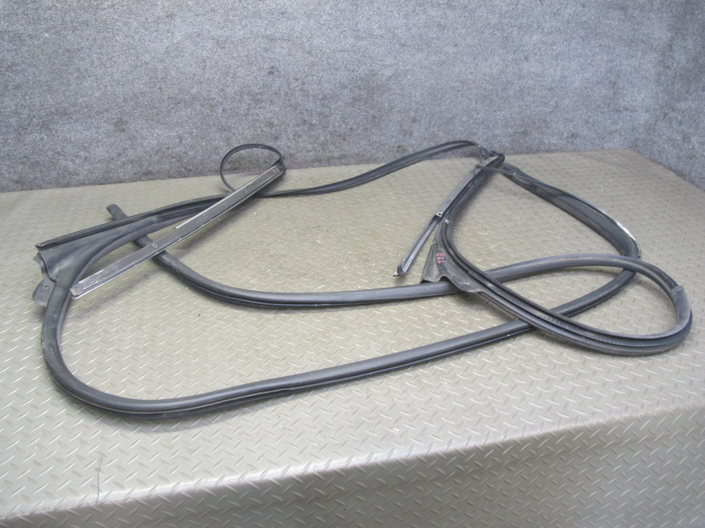01-06 BMW E46 Convertible Left & Right Door Weatherstrip Rubber Seal Set OEM