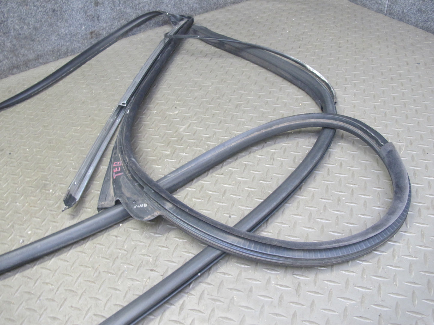 01-06 BMW E46 Convertible Left & Right Door Weatherstrip Rubber Seal Set OEM