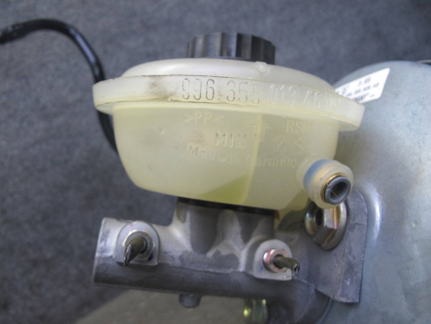 2000-2004 Porsche Boxster 986 M/T Brake Master Cylinder Booster Fluid Reservoir