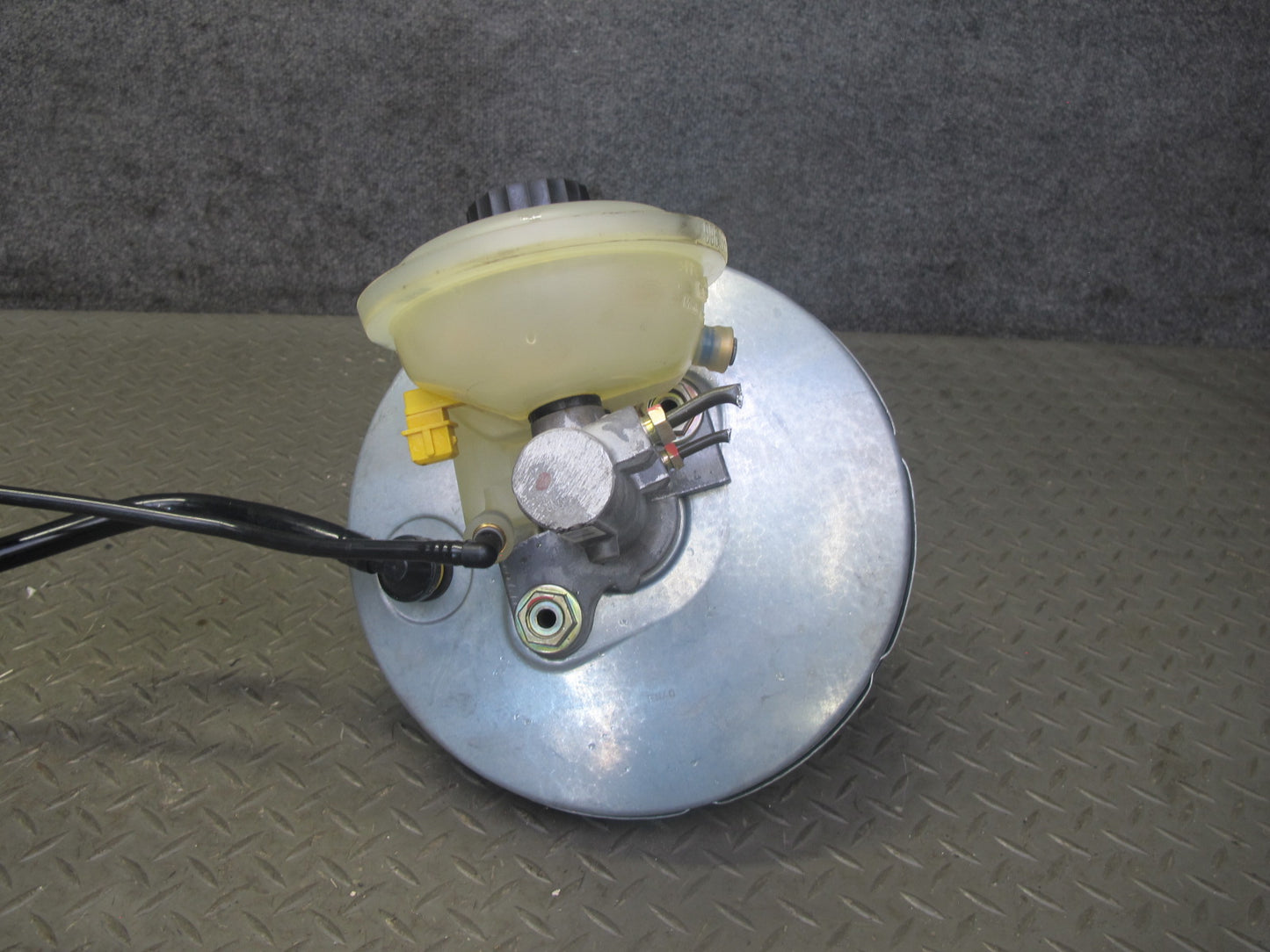 2000-2004 Porsche Boxster 986 M/T Brake Master Cylinder Booster Fluid Reservoir
