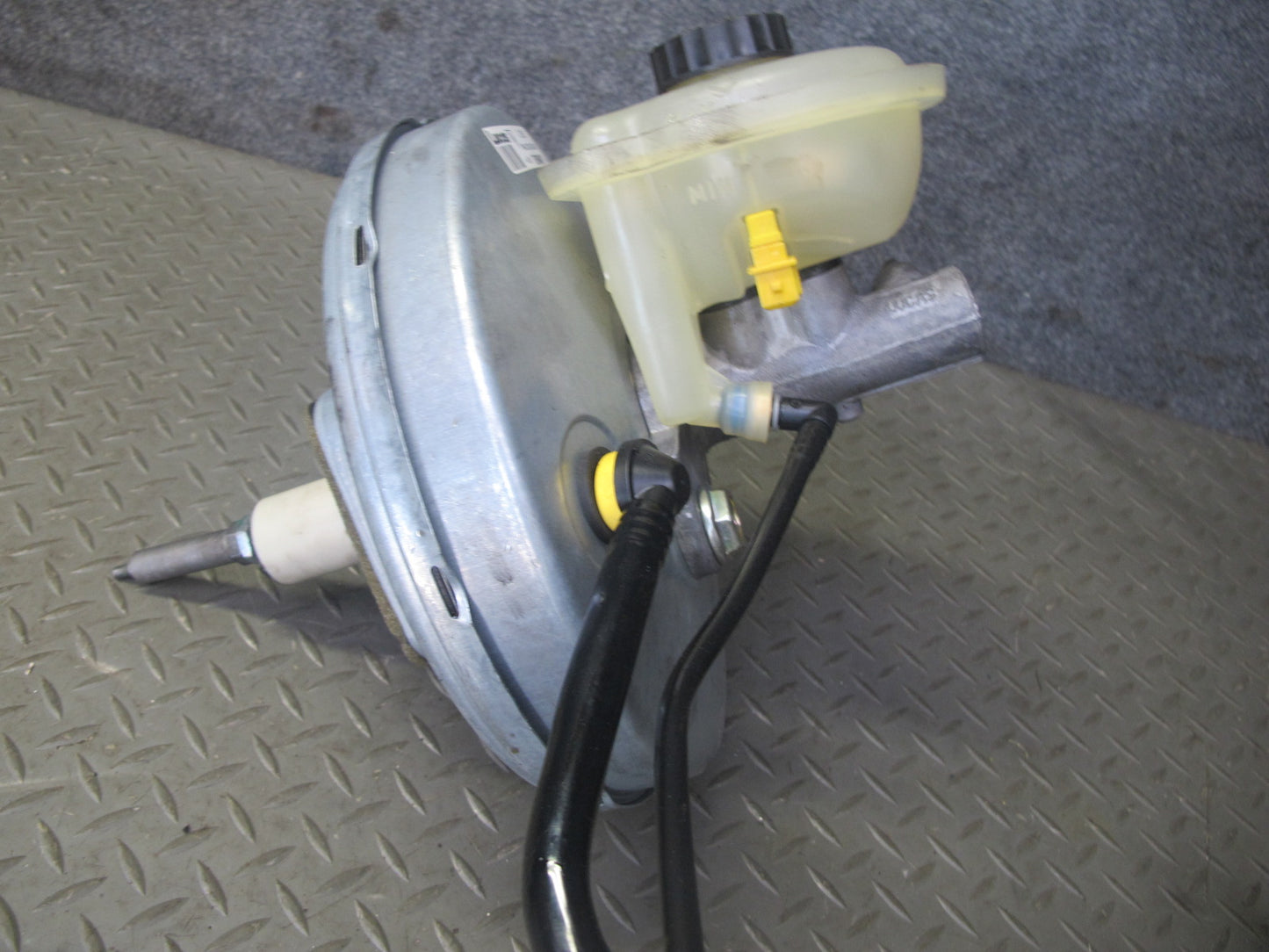 2000-2004 Porsche Boxster 986 M/T Brake Master Cylinder Booster Fluid Reservoir
