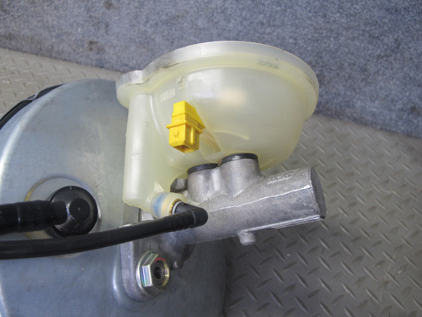 2000-2004 Porsche Boxster 986 M/T Brake Master Cylinder Booster Fluid Reservoir