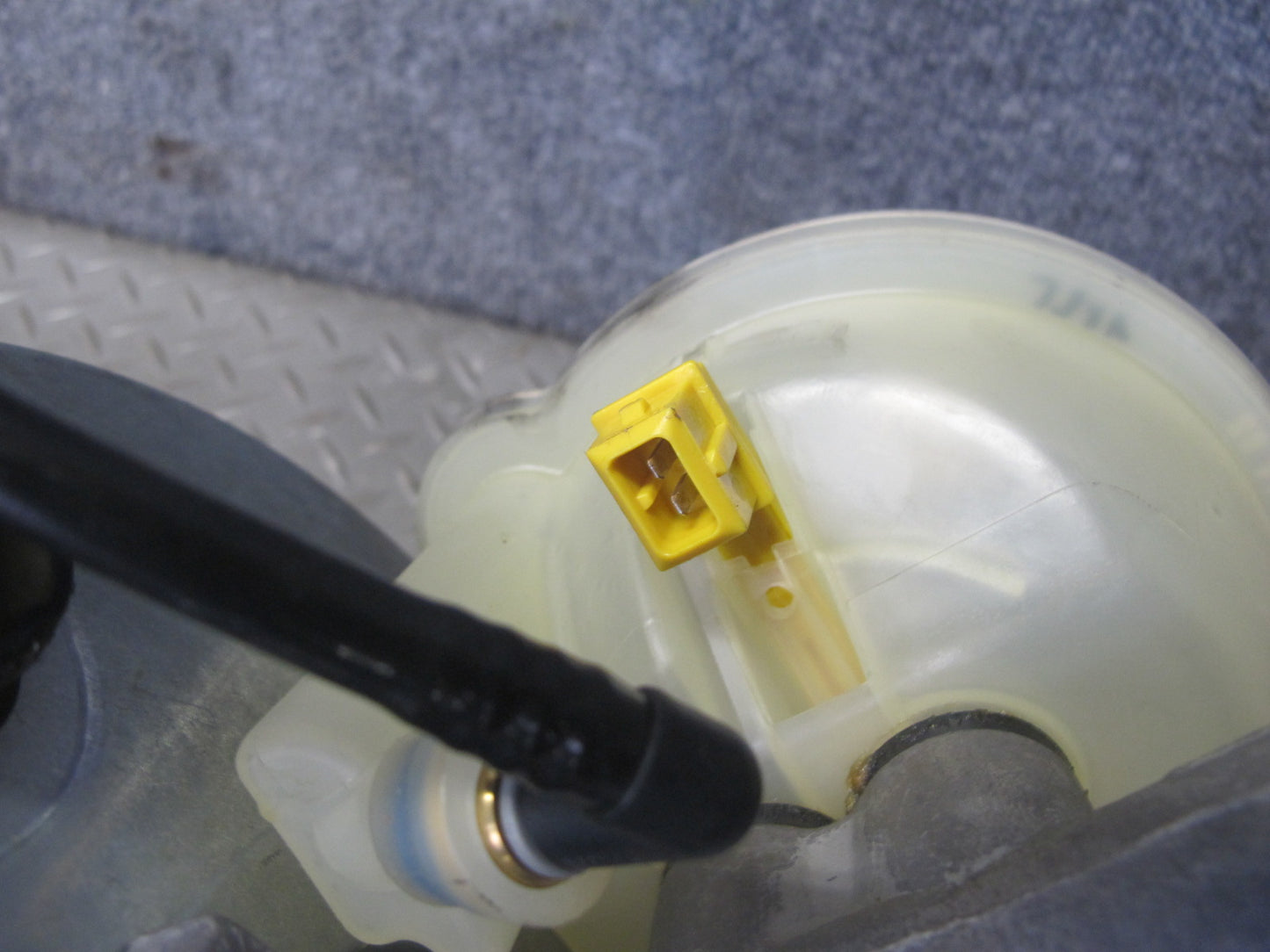 2000-2004 Porsche Boxster 986 M/T Brake Master Cylinder Booster Fluid Reservoir