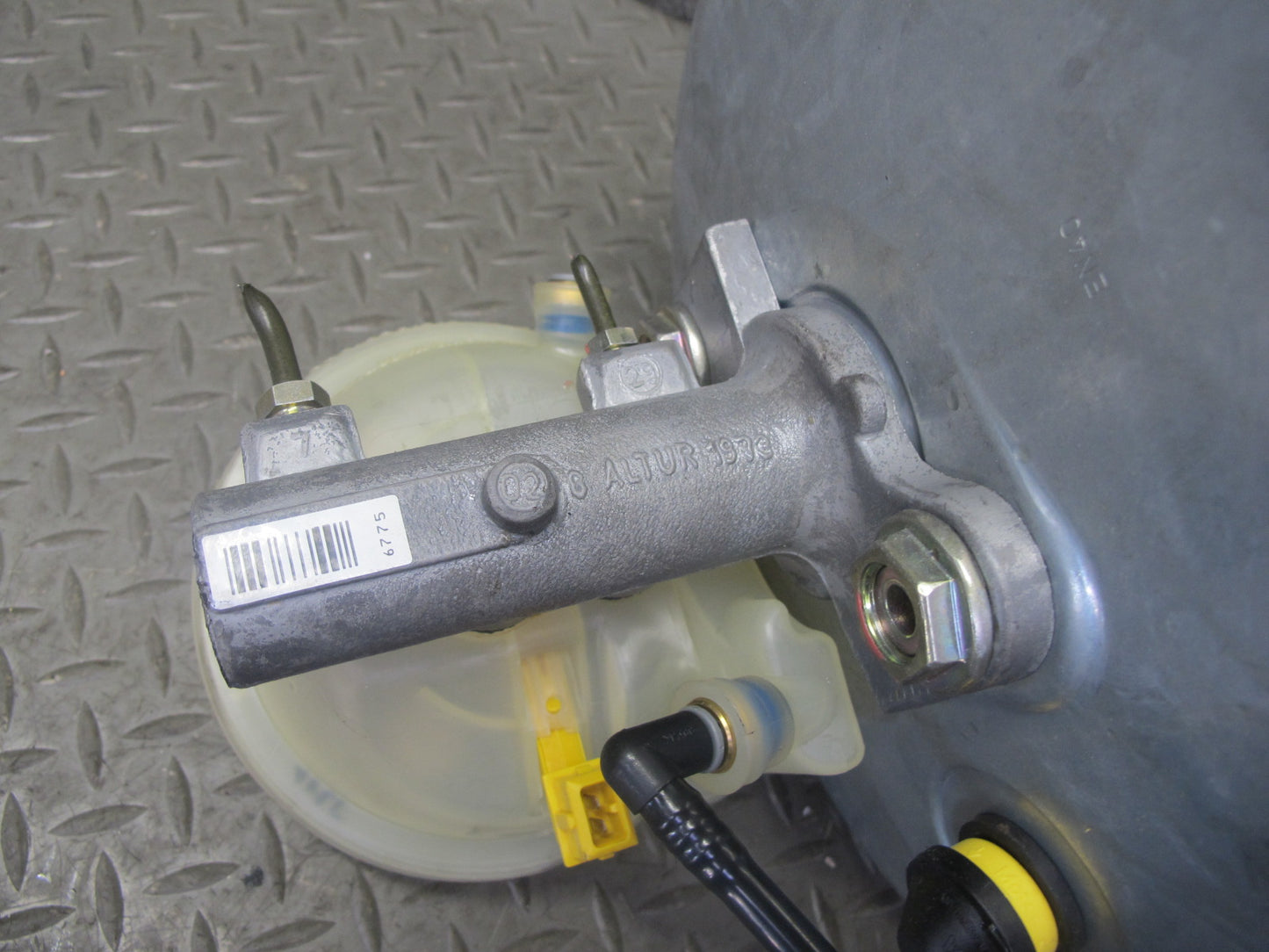 2000-2004 Porsche Boxster 986 M/T Brake Master Cylinder Booster Fluid Reservoir