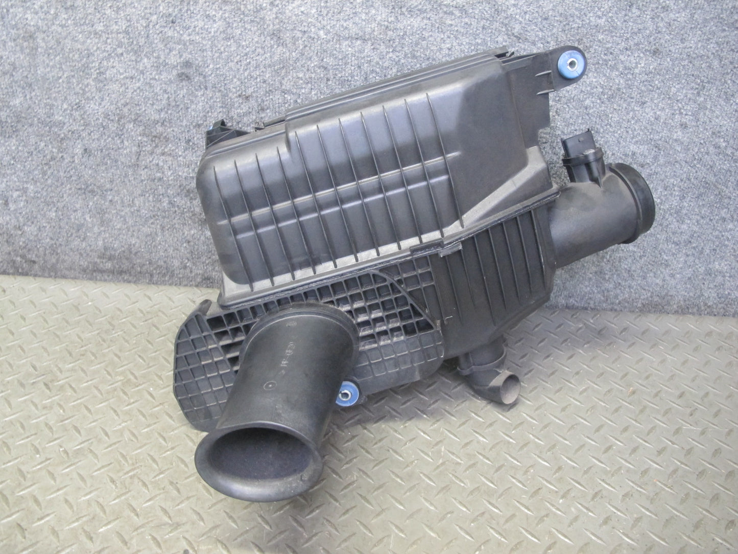 1997-2004 Porsche Boxster 986 Engine Intake Air Cleaner Filter Box Housing