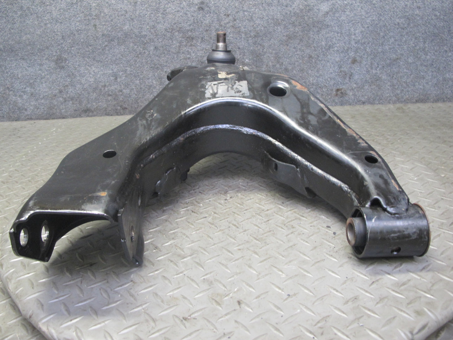 1998-2007 Lexus UZJ100L LX470 Front Right Suspension Lower Control Arm