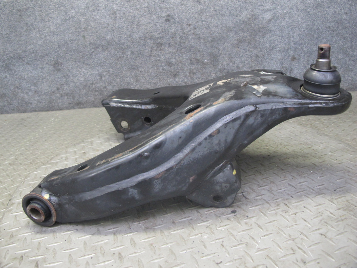 1998-2007 Lexus UZJ100L LX470 Front Right Suspension Lower Control Arm