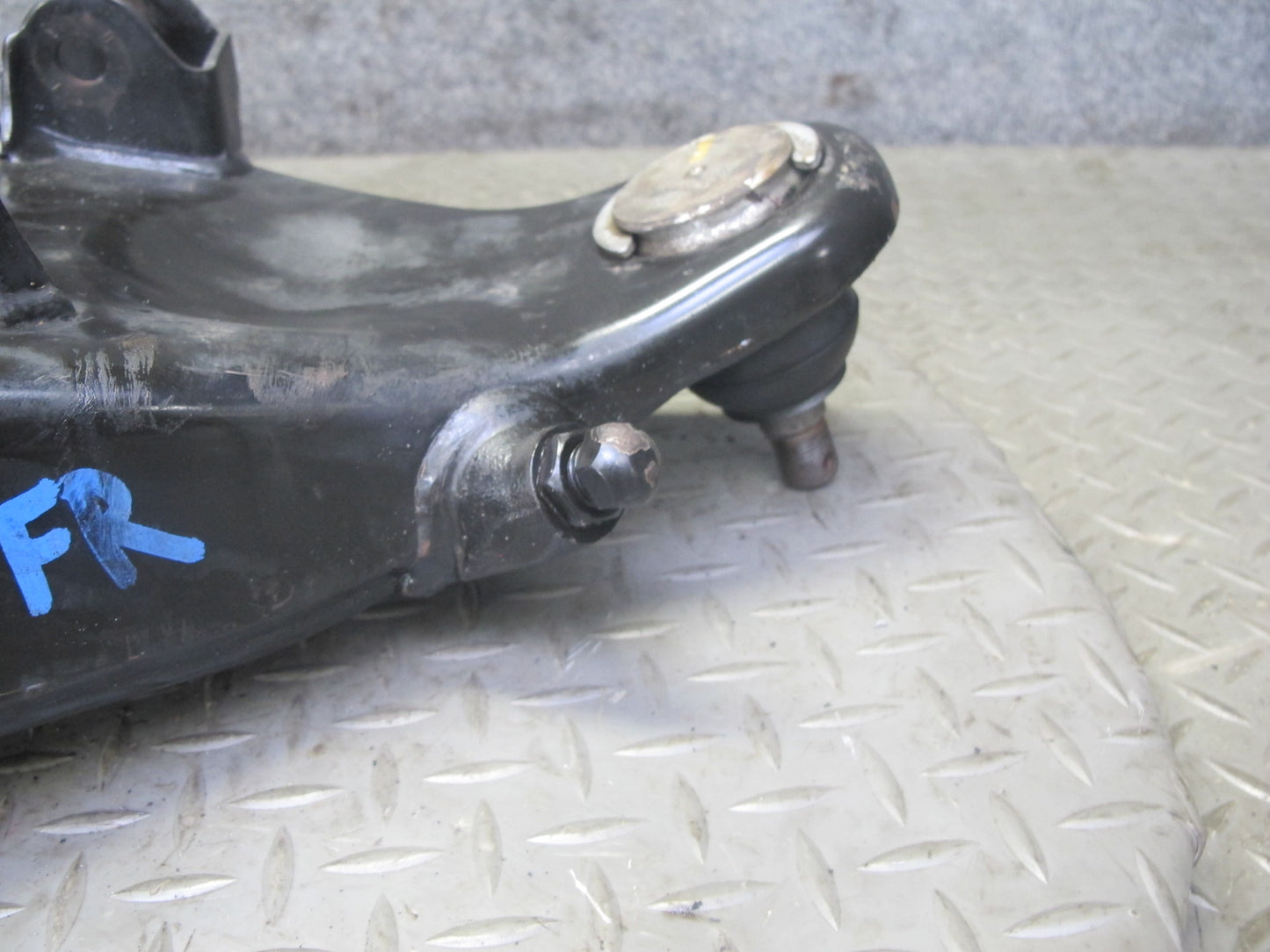 1998-2007 Lexus UZJ100L LX470 Front Right Suspension Lower Control Arm