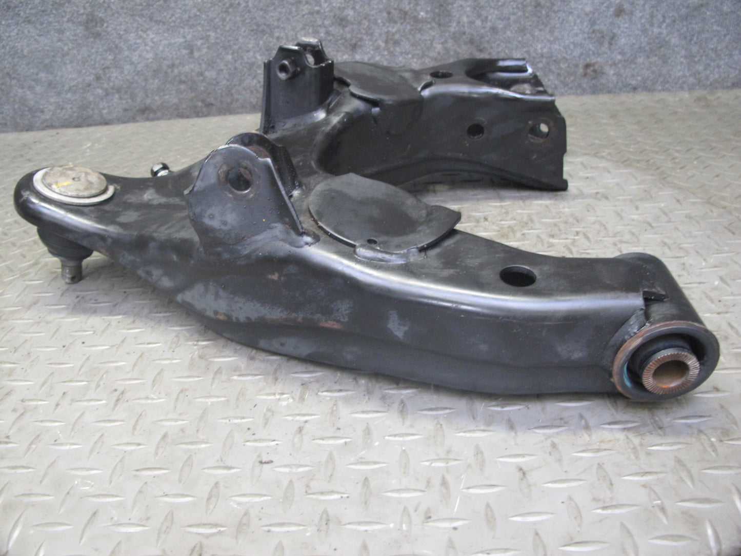 1998-2007 Lexus UZJ100L LX470 Front Right Suspension Lower Control Arm