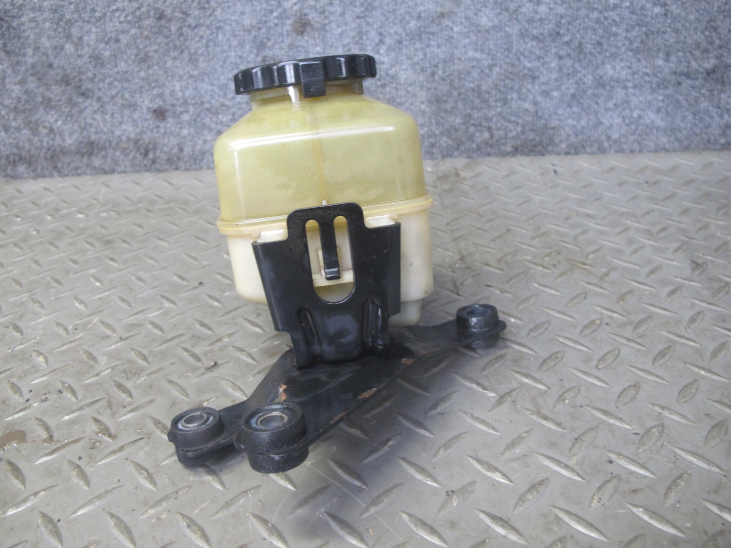 1998-2007 Lexus LX470 Power Steering Fluid Reservoir Bottle Tank W/ Bracket