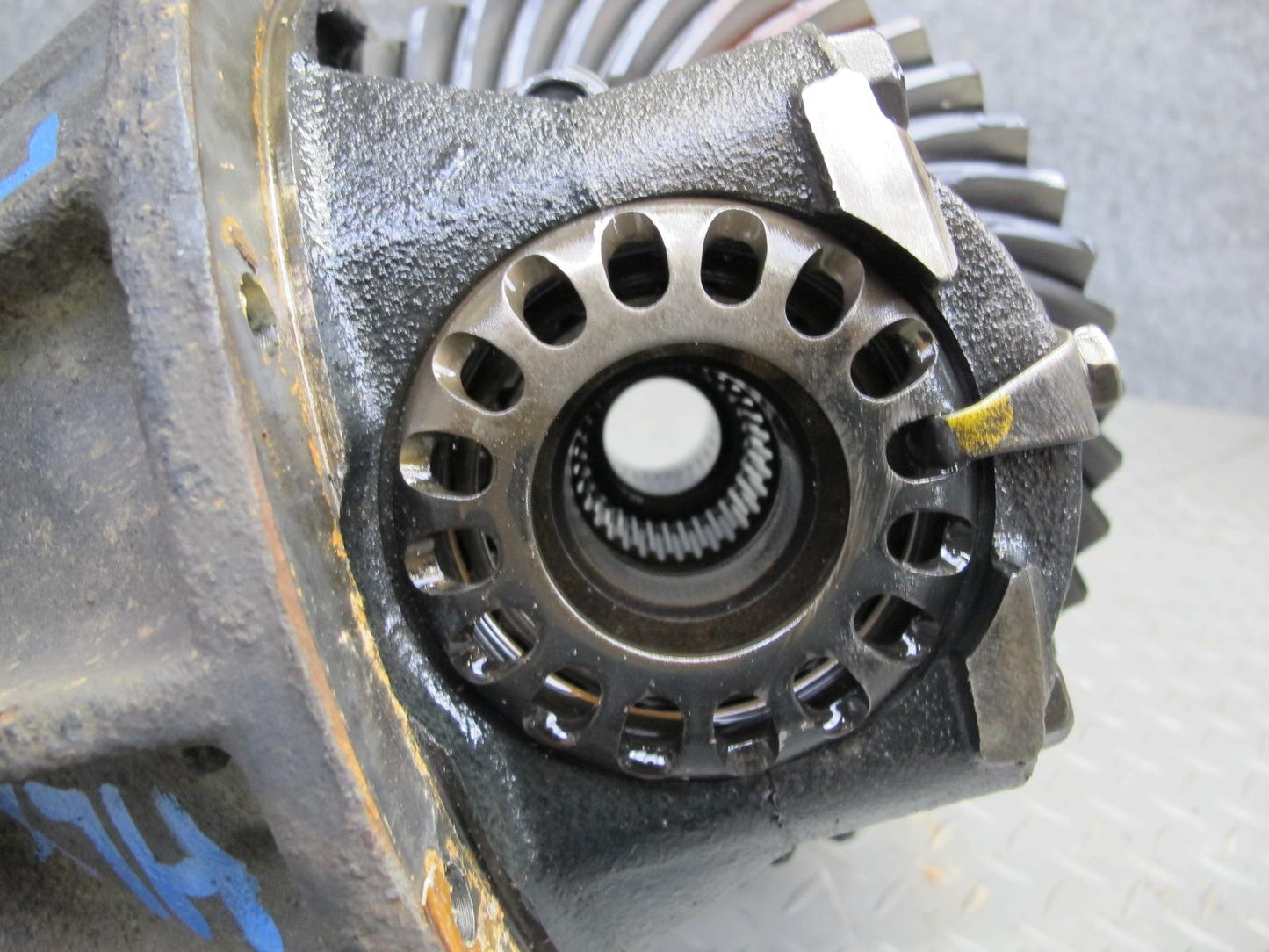 2003-2007 Lexus J100 LX470 4WD Rear Differential Axle Carrier 4.10 Ratio