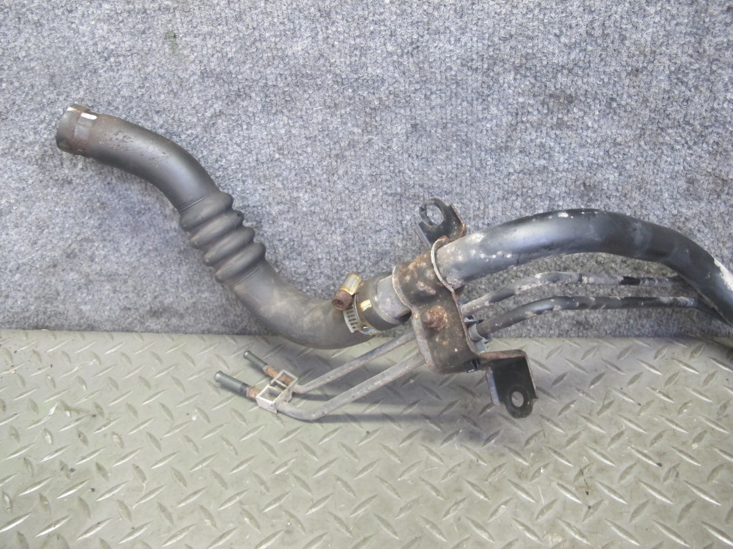99-00 Lexus JZS160L GS400 GS300 Gas Fuel Tank Filler Neck Pipe w Cap OEM
