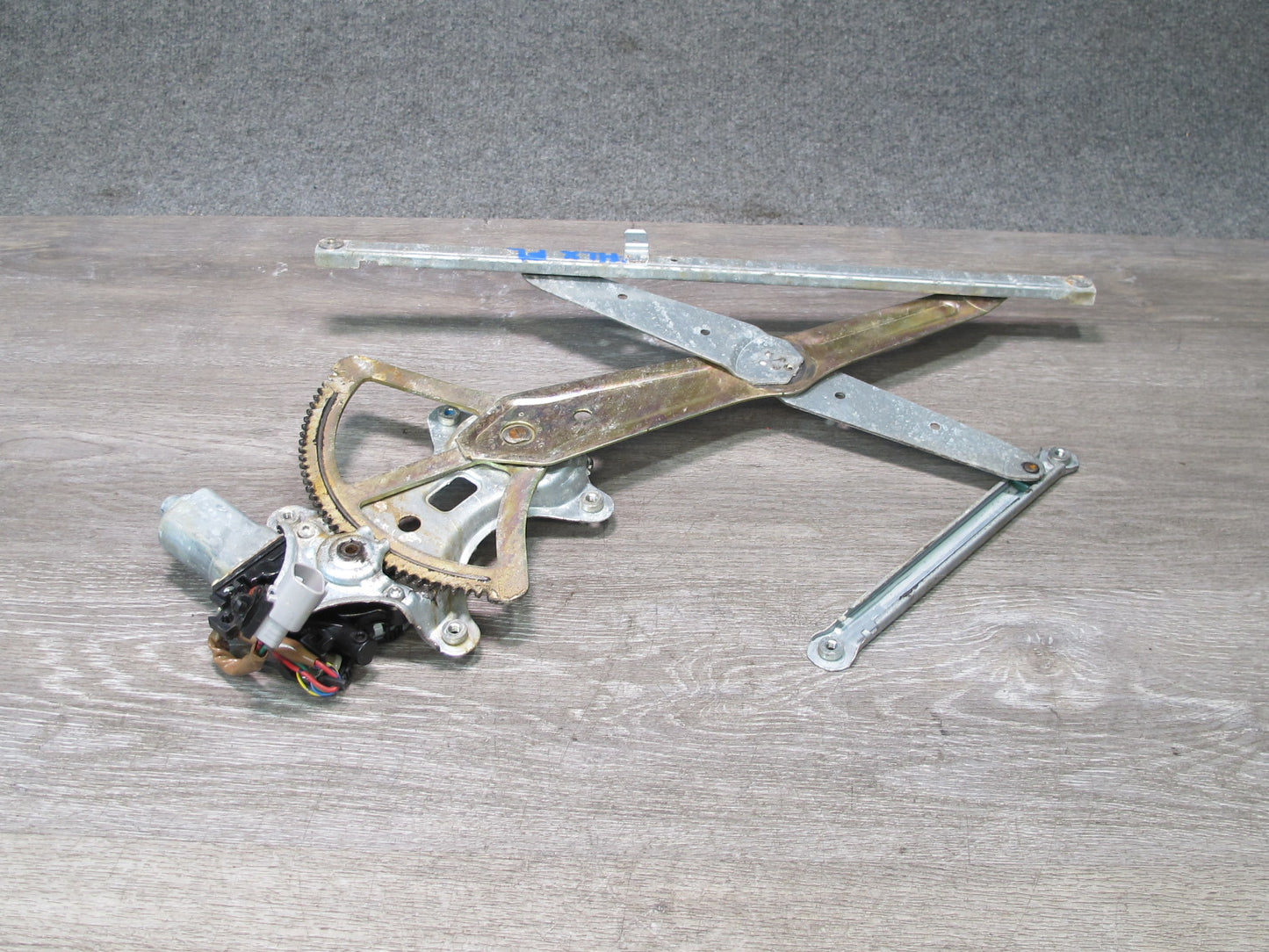1998-2007 Lexus UZJ100L LX470 Front Left Door Window Regulator w Motor