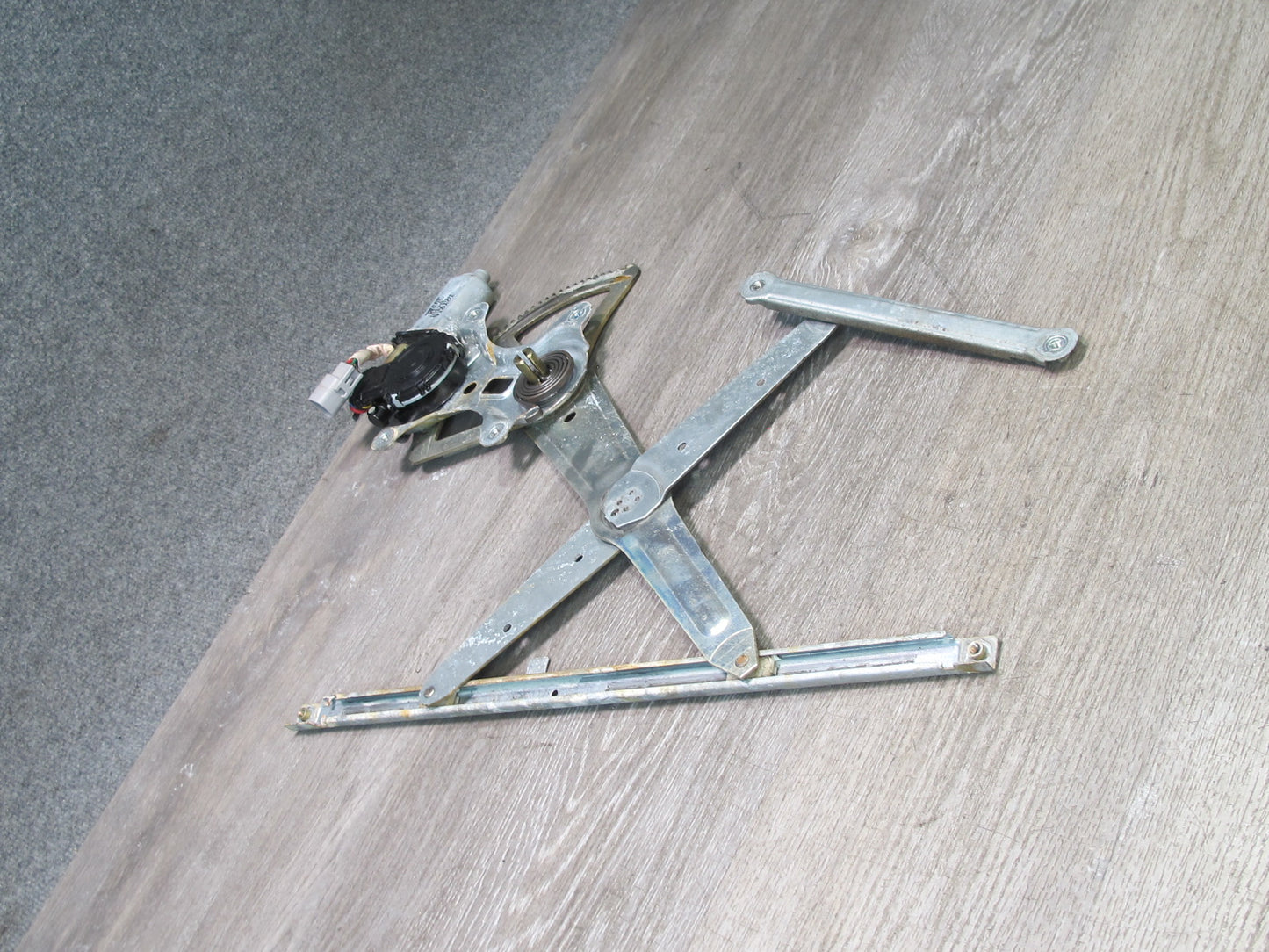 1998-2007 Lexus UZJ100L LX470 Front Right Door Window Regulator w Motor