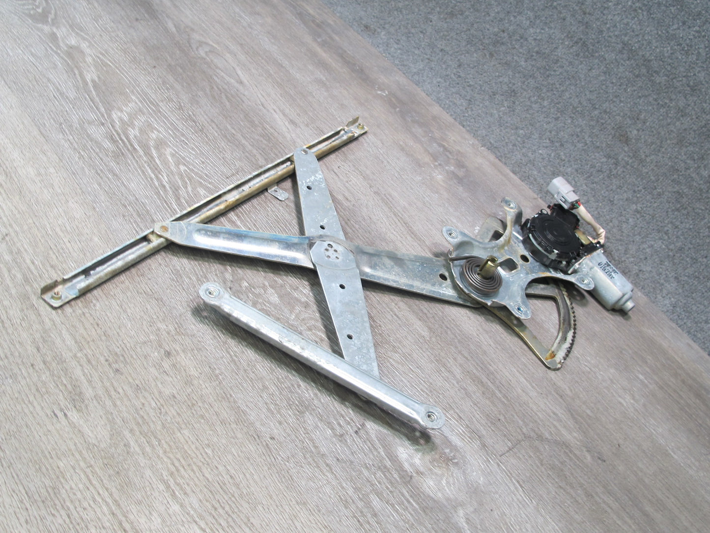1998-2007 Lexus UZJ100L LX470 Front Right Door Window Regulator w Motor