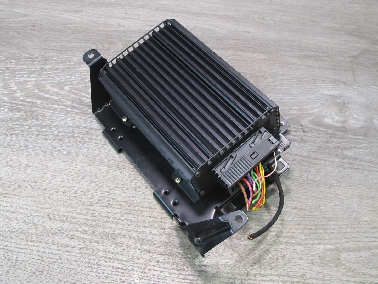 2003-2004 Porsche Boxster 986 Audio Radio Amplifier AMP W/ Mounting Bracket