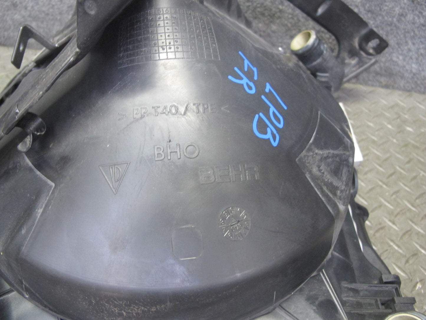 1997-2004 Porsche Boxster 986 Right Engine Radiator Fan Condenser Shroud Assy