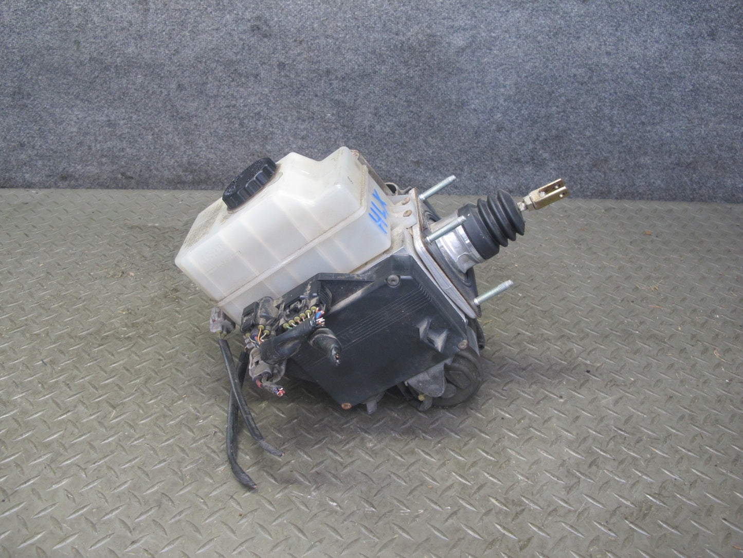 2003-2007 Lexus UZJ100L LX470 ABS Anti Lock Brake Pump Master Cylinder Assembly