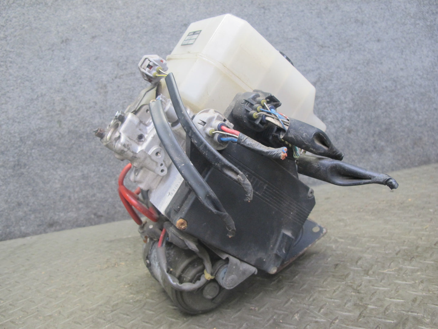 2003-2007 Lexus UZJ100L LX470 ABS Anti Lock Brake Pump Master Cylinder Assembly