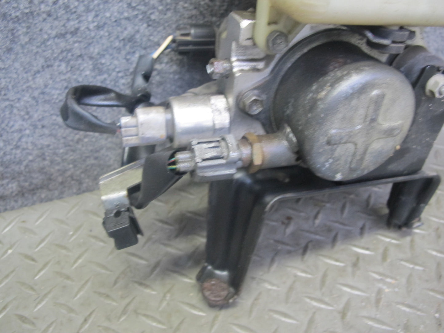 2003-2007 Lexus UZJ100L LX470 Air Ride Suspension Height Pump Motor w Reservoir