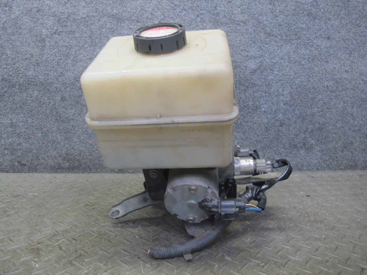 2003-2007 Lexus UZJ100L LX470 Air Ride Suspension Height Pump Motor w Reservoir