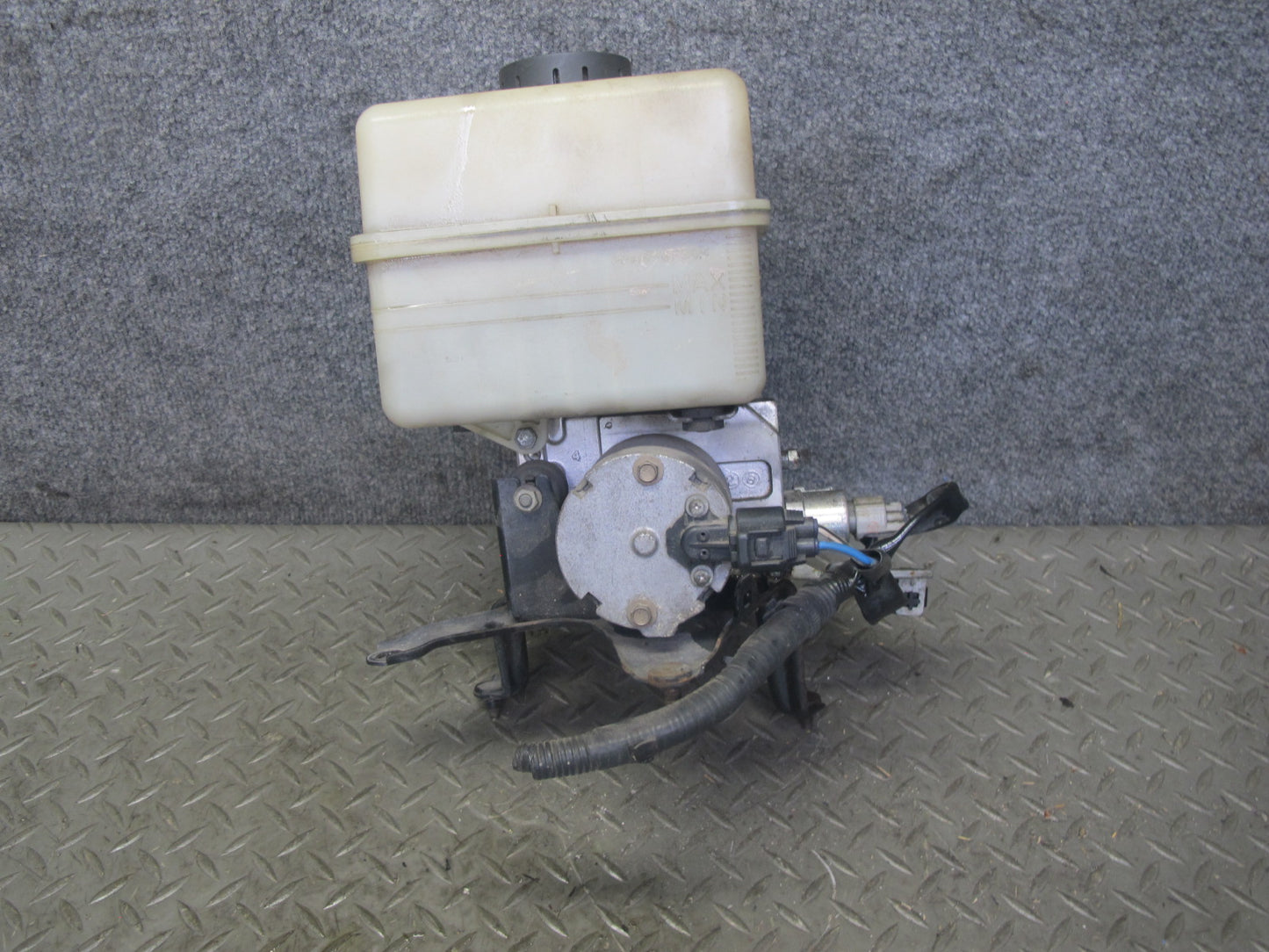 2003-2007 Lexus UZJ100L LX470 Air Ride Suspension Height Pump Motor w Reservoir