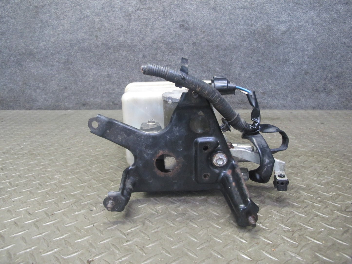 2003-2007 Lexus UZJ100L LX470 Air Ride Suspension Height Pump Motor w Reservoir