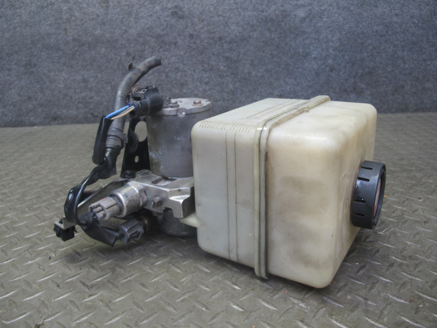 2003-2007 Lexus UZJ100L LX470 Air Ride Suspension Height Pump Motor w Reservoir
