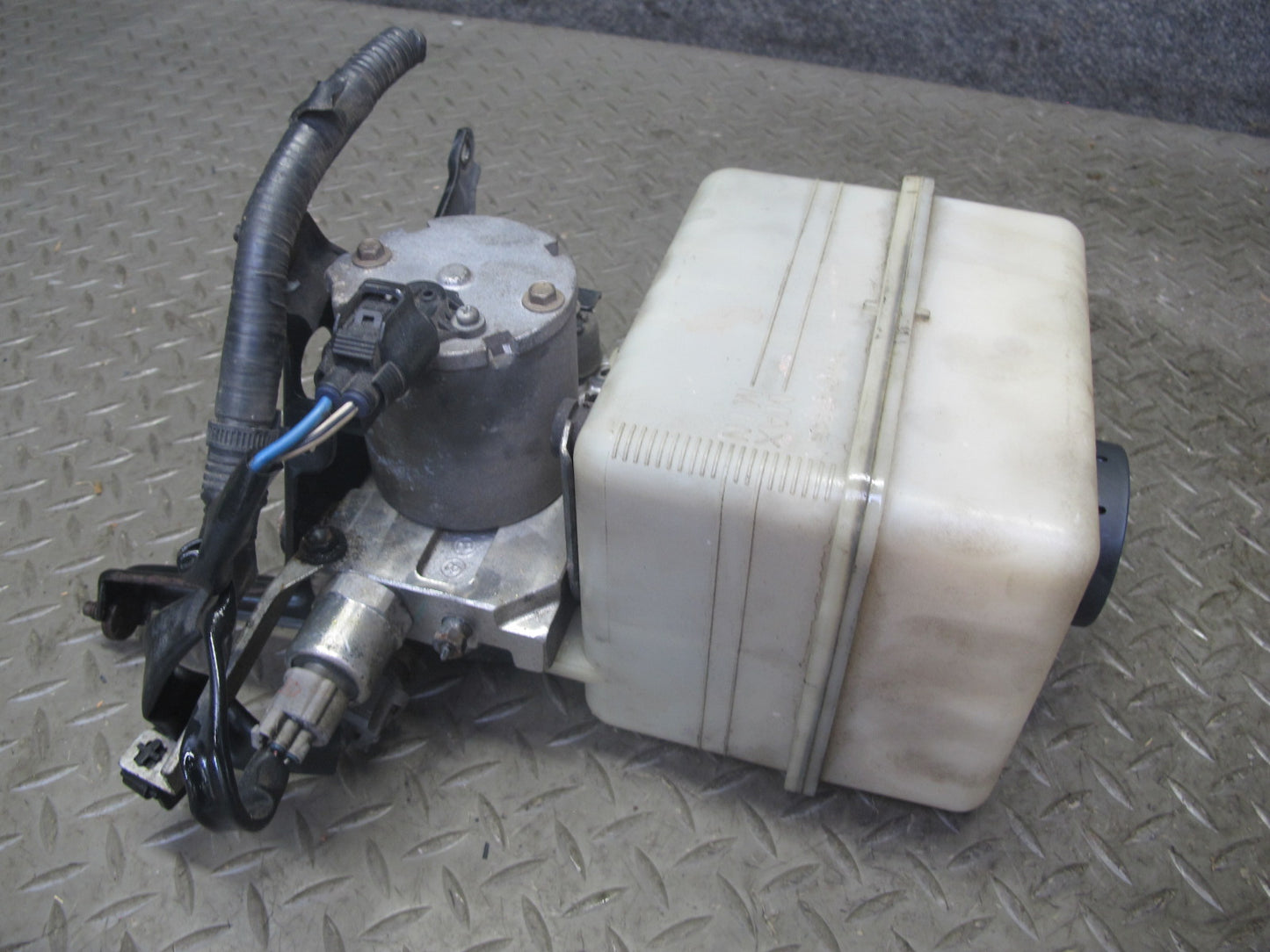 2003-2007 Lexus UZJ100L LX470 Air Ride Suspension Height Pump Motor w Reservoir