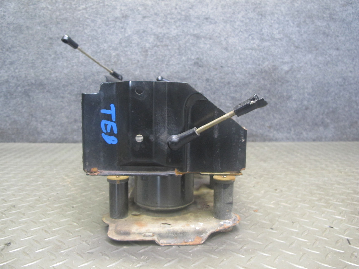 01-06 BMW E46 Convertible Battery Tray Vibration Absorber Bracket Assembly OEM