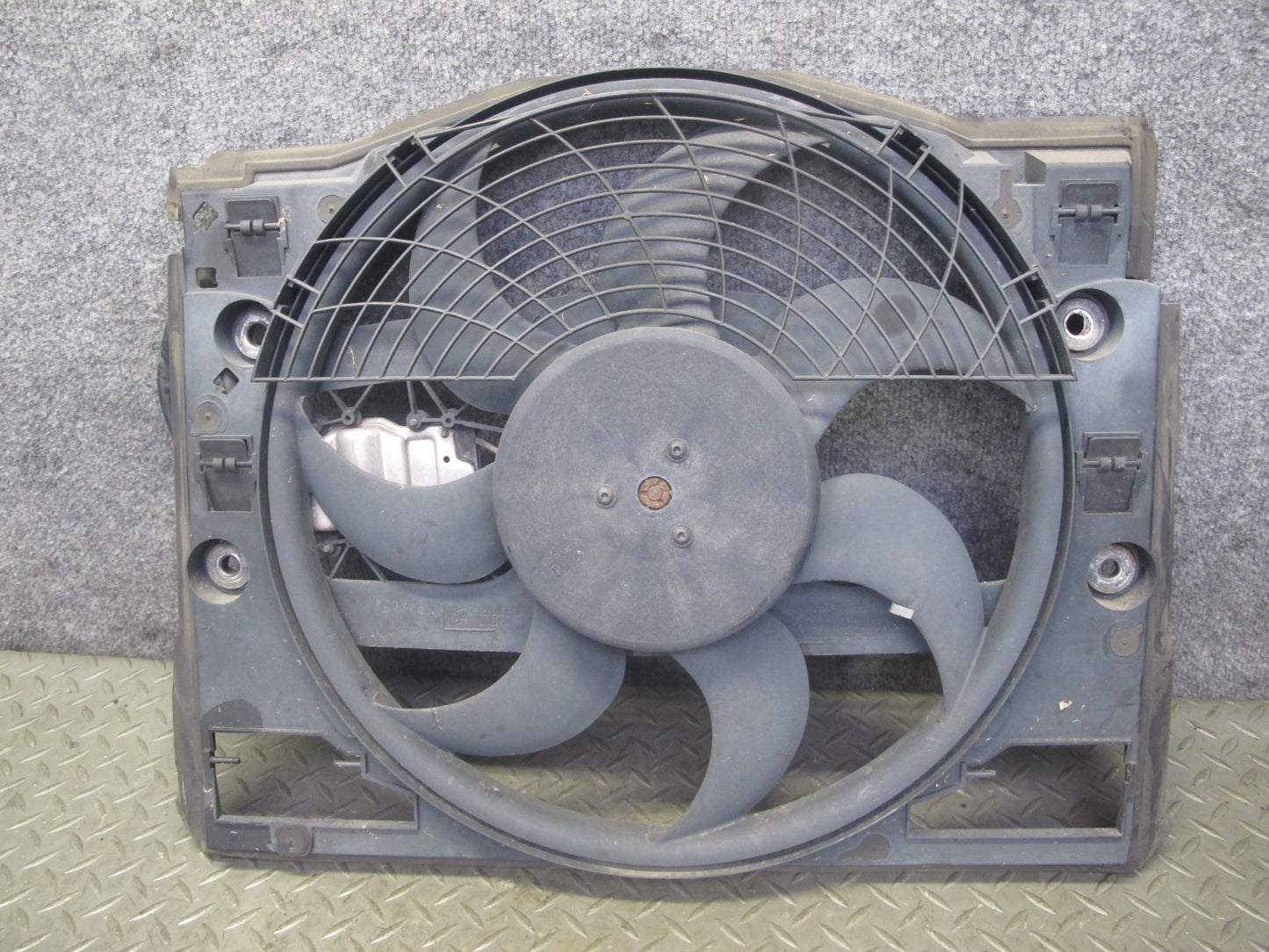 01-06 BMW E46 330i 330Ci M54 Engine Cooling Fan Motor Shroud OEM