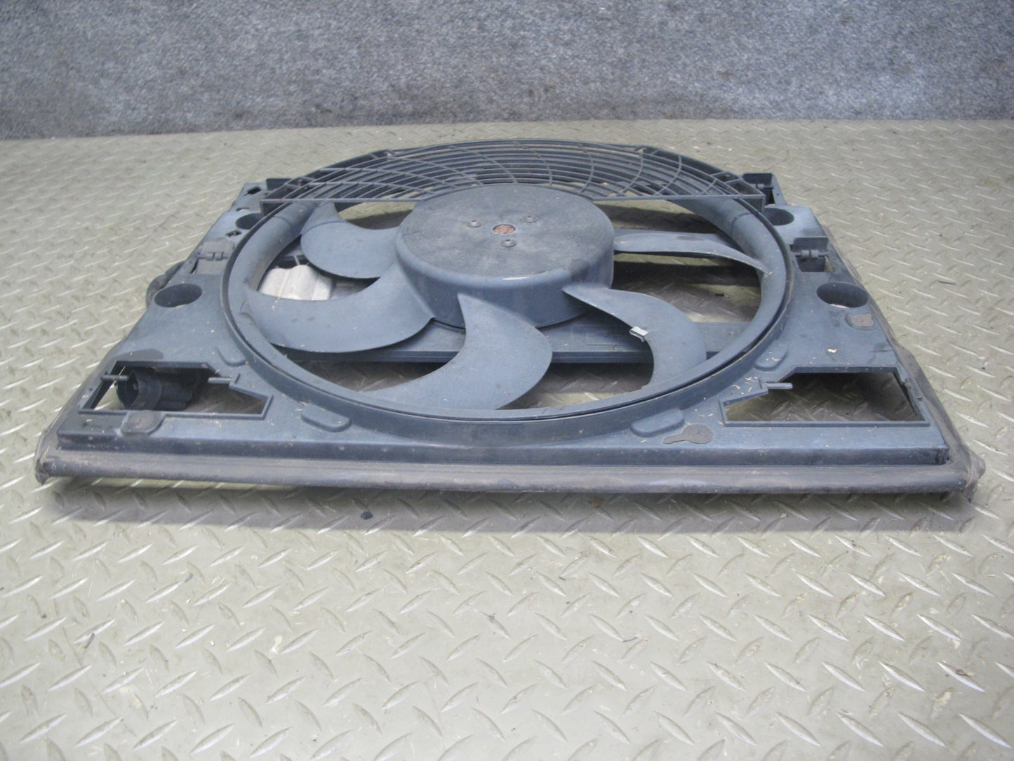 01-06 BMW E46 330i 330Ci M54 Engine Cooling Fan Motor Shroud OEM