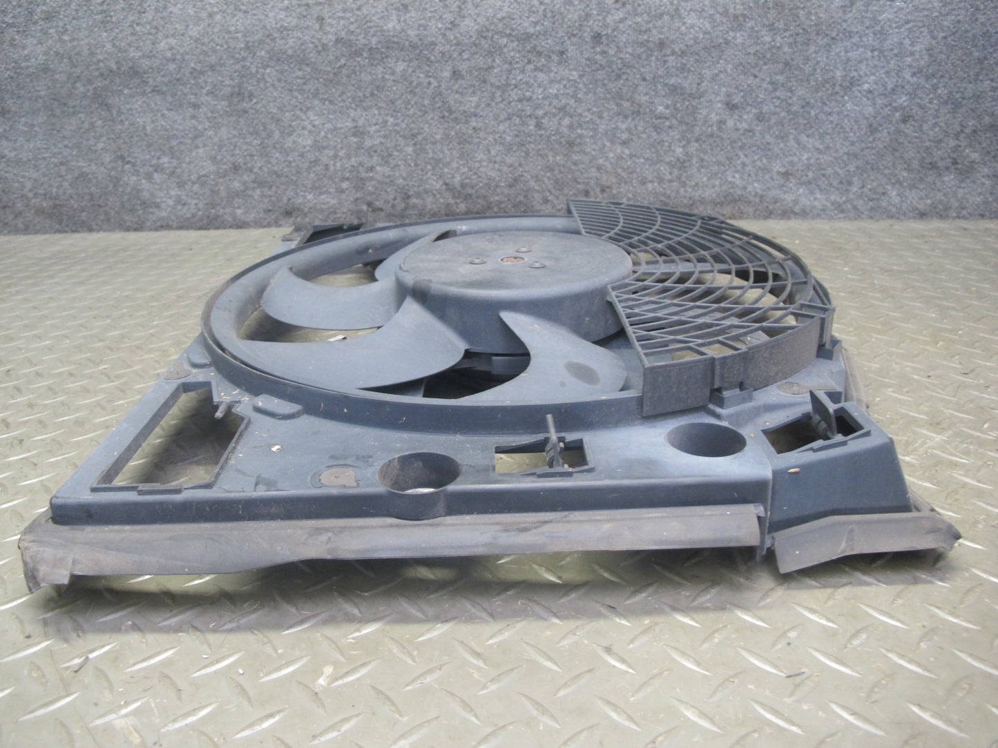 01-06 BMW E46 330i 330Ci M54 Engine Cooling Fan Motor Shroud OEM