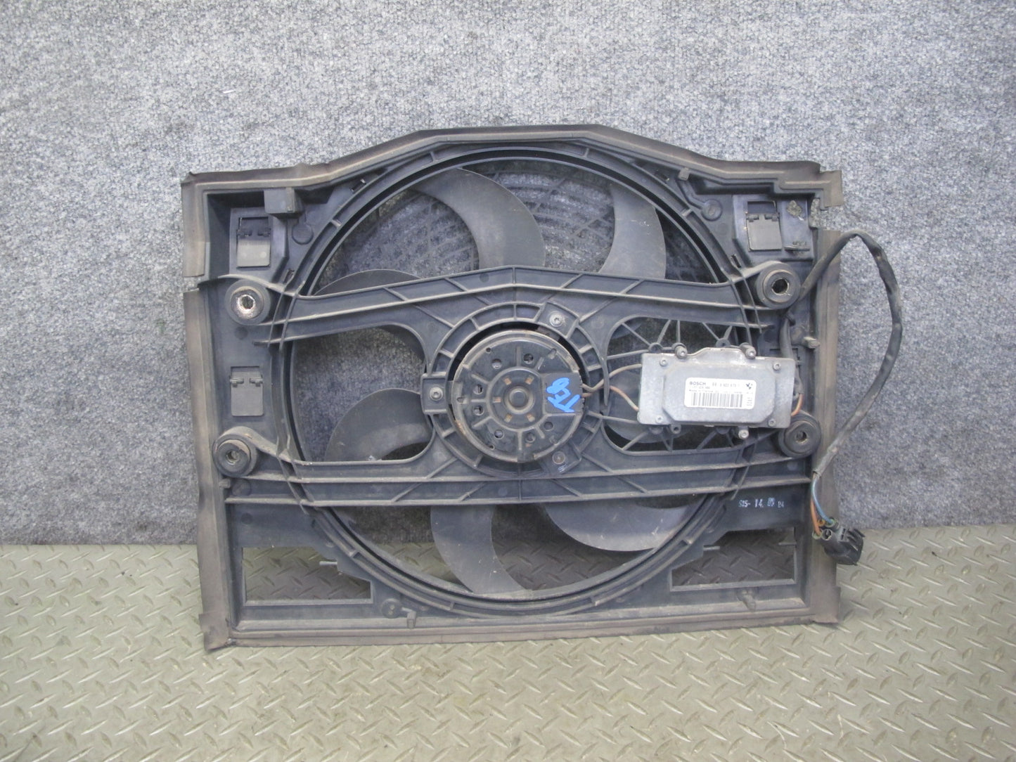 01-06 BMW E46 330i 330Ci M54 Engine Cooling Fan Motor Shroud OEM