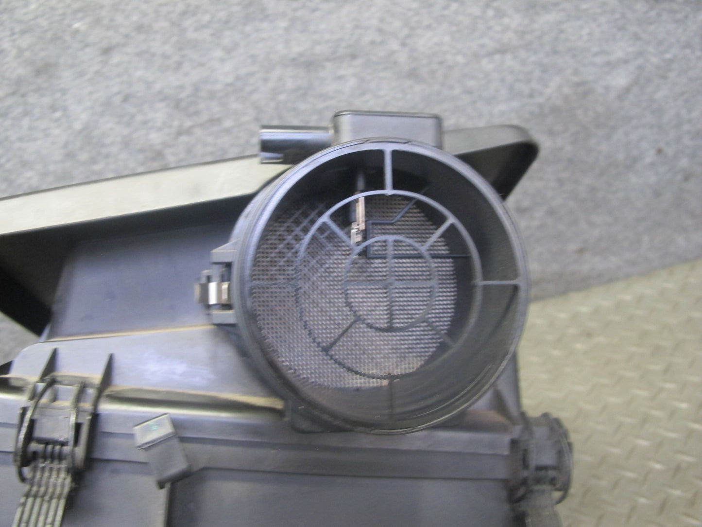 03-06 BMW E46 330i 330Ci M54 Air Intake Cleaner Filter Box w MAF Sensor OEM