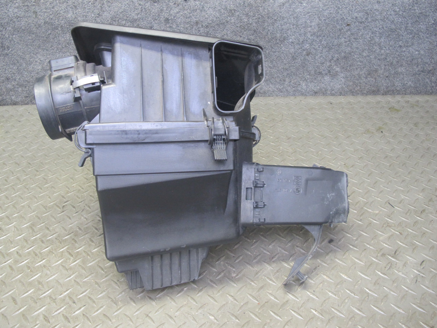 03-06 BMW E46 330i 330Ci M54 Air Intake Cleaner Filter Box w MAF Sensor OEM