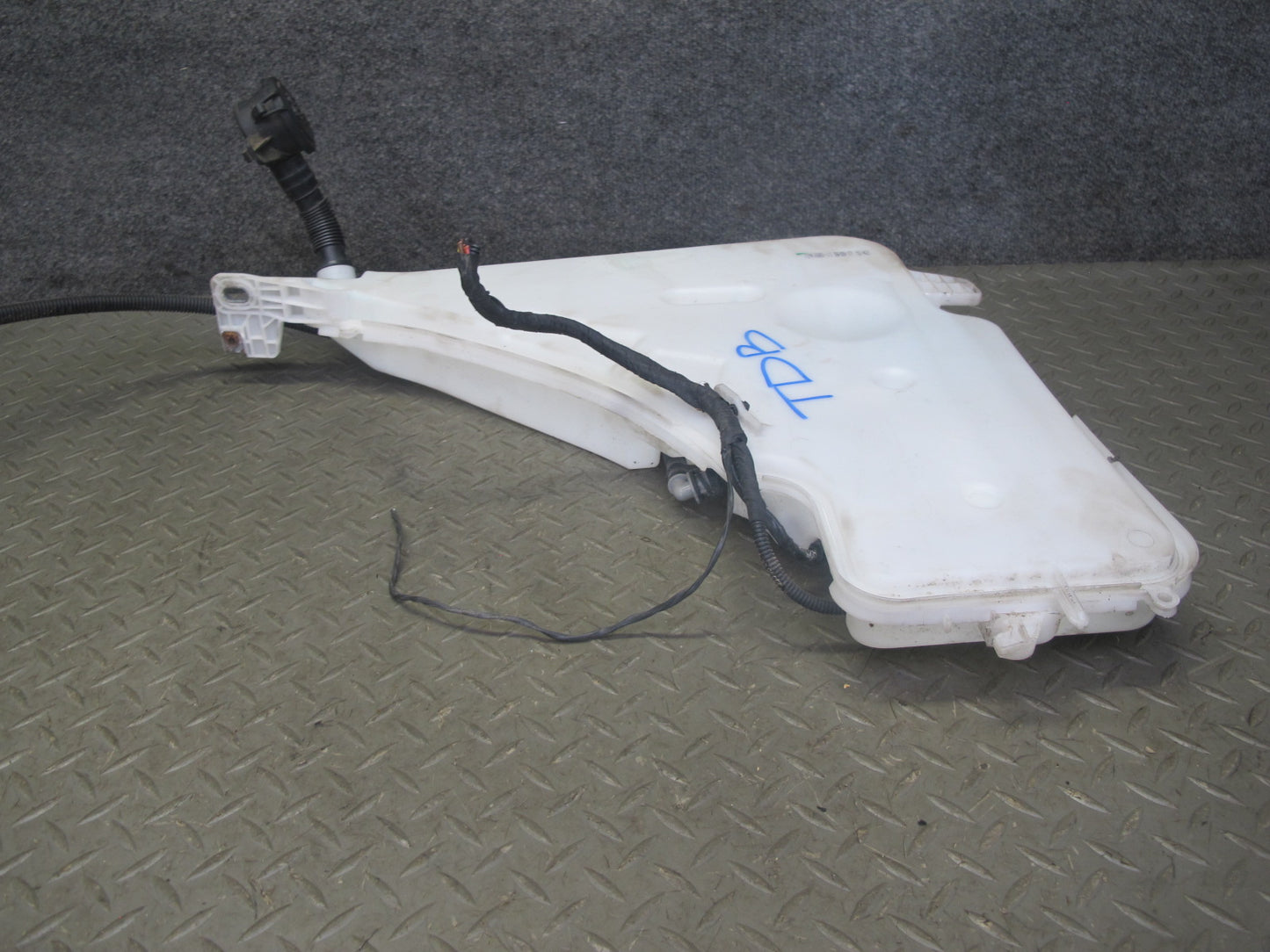 14-16 BMW F30 F32 F33 F34 Windshield Washer Fluid Reservoir Tank w Pump 7241680