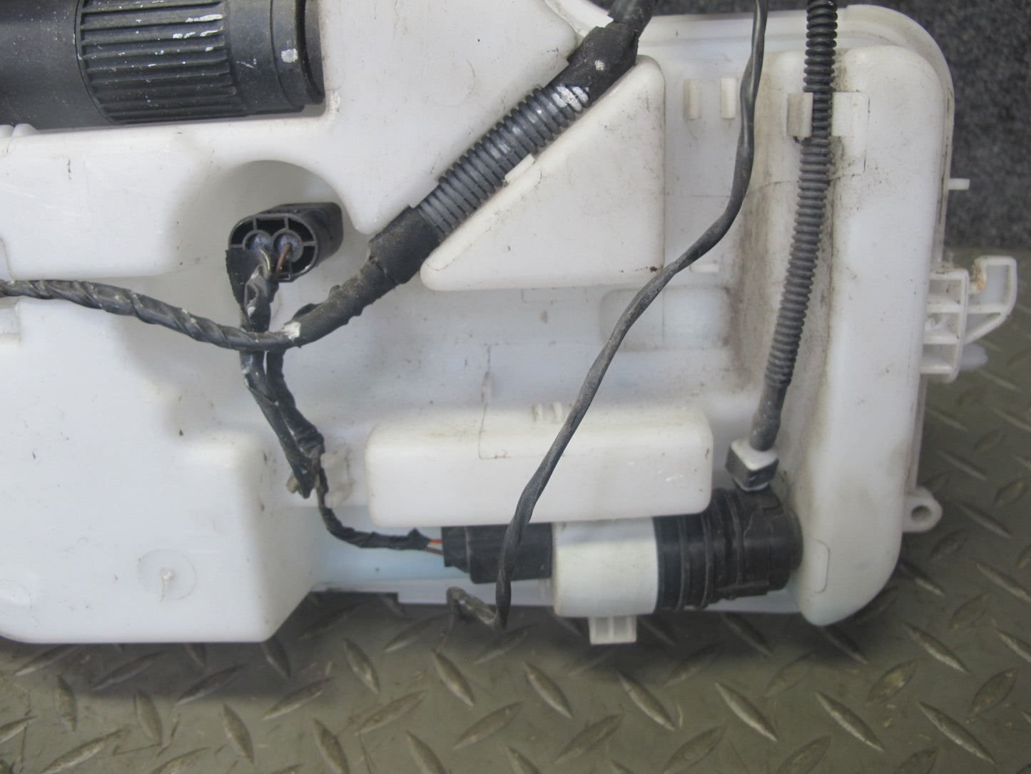 14-16 BMW F30 F32 F33 F34 Windshield Washer Fluid Reservoir Tank w Pump 7241680