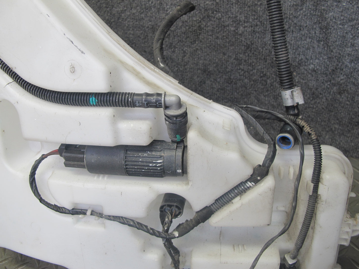 14-16 BMW F30 F32 F33 F34 Windshield Washer Fluid Reservoir Tank w Pump 7241680