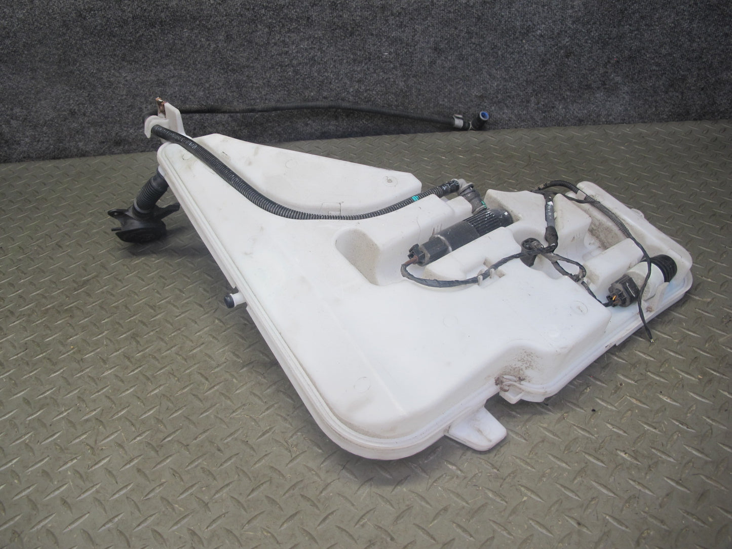 14-16 BMW F30 F32 F33 F34 Windshield Washer Fluid Reservoir Tank w Pump 7241680