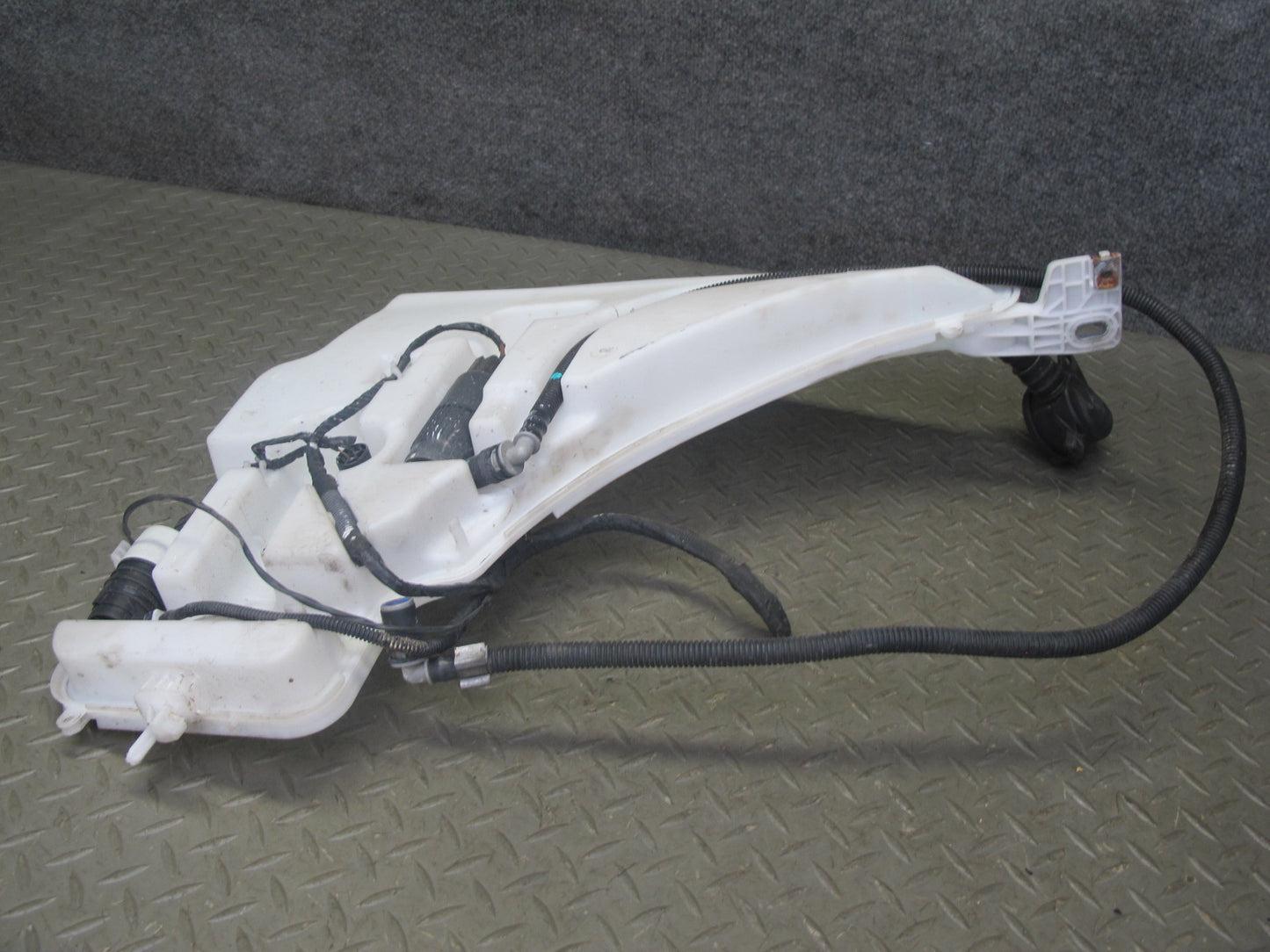 14-16 BMW F30 F32 F33 F34 Windshield Washer Fluid Reservoir Tank w Pump 7241680