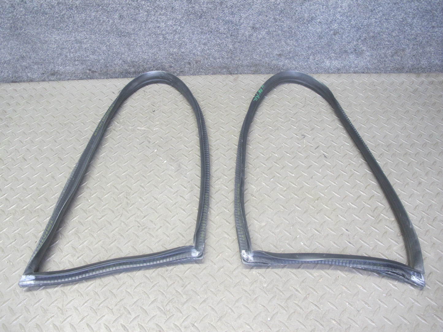 2005-2012 Porsche 911 997 Coupe Rear Quarter Window Rubber Seal Gasket Set of 2